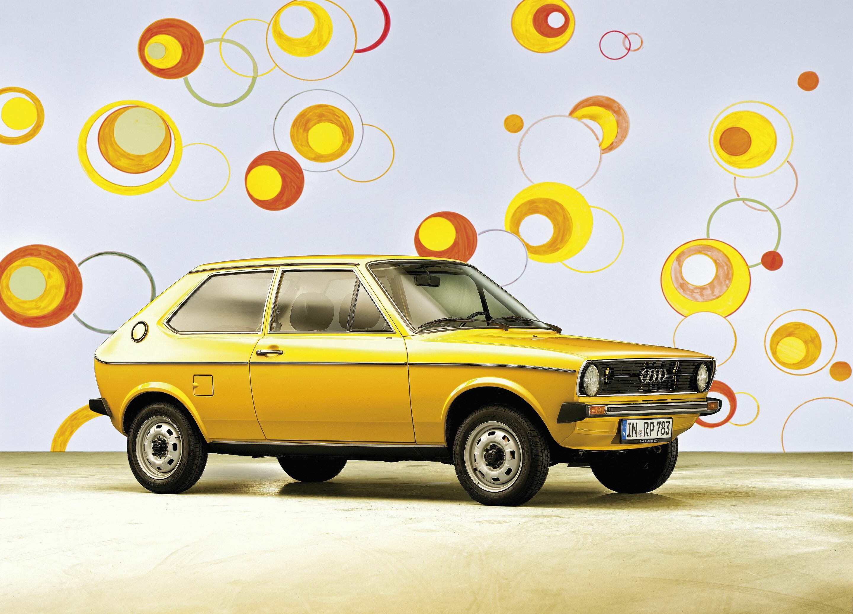 Vor 50 Jahren kommt der erste deutsche Kleinwagen auf den Markt - Der Audi 50 – ein Exemplar aus der historischen Fahrzeugsammlung von Audi.