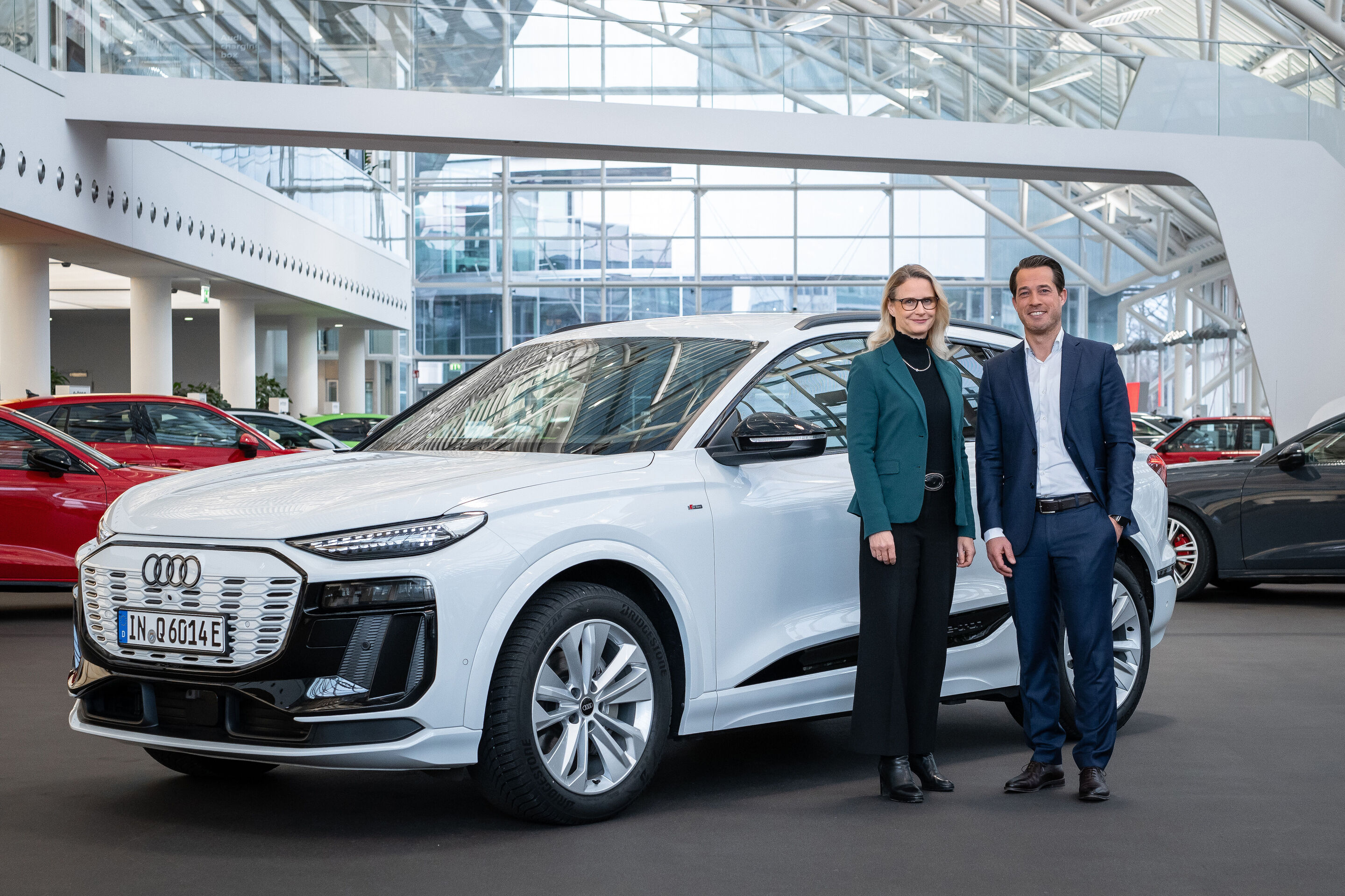 Kreislaufwirtschaft: Audi sichert recycelte Rohstoffe strategisch und kosteneffizient ab - Treiben die Kreislaufwirtschaft im Automobilsektor voran: Audi Beschaffungsvorständin Renate Vachenauer und Christian Blackert, Geschäftsführer TSR Resource