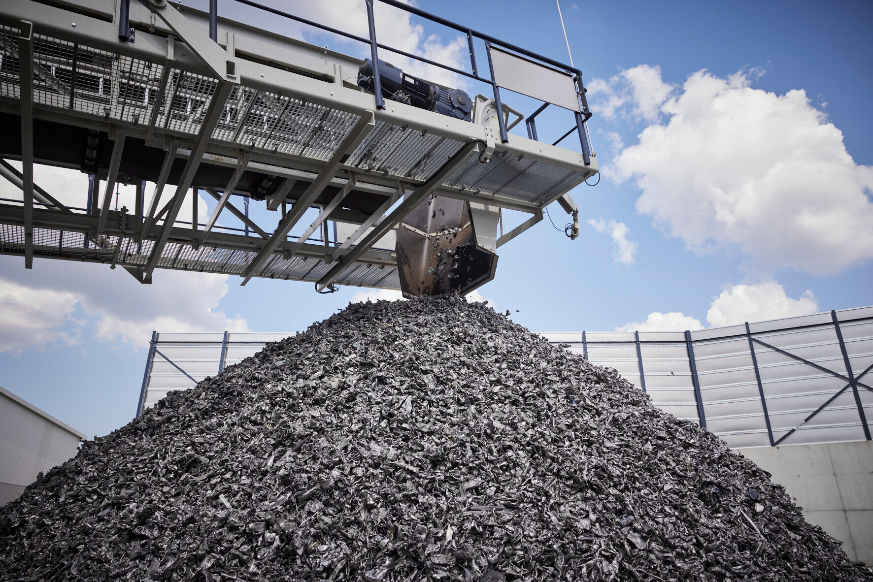 Kreislaufwirtschaft: Audi sichert recycelte Rohstoffe strategisch und kosteneffizient ab - MaterialLoop: Audi etabliert ein Rückführungskonzept für Rezyklate aus Altfahrzeugen