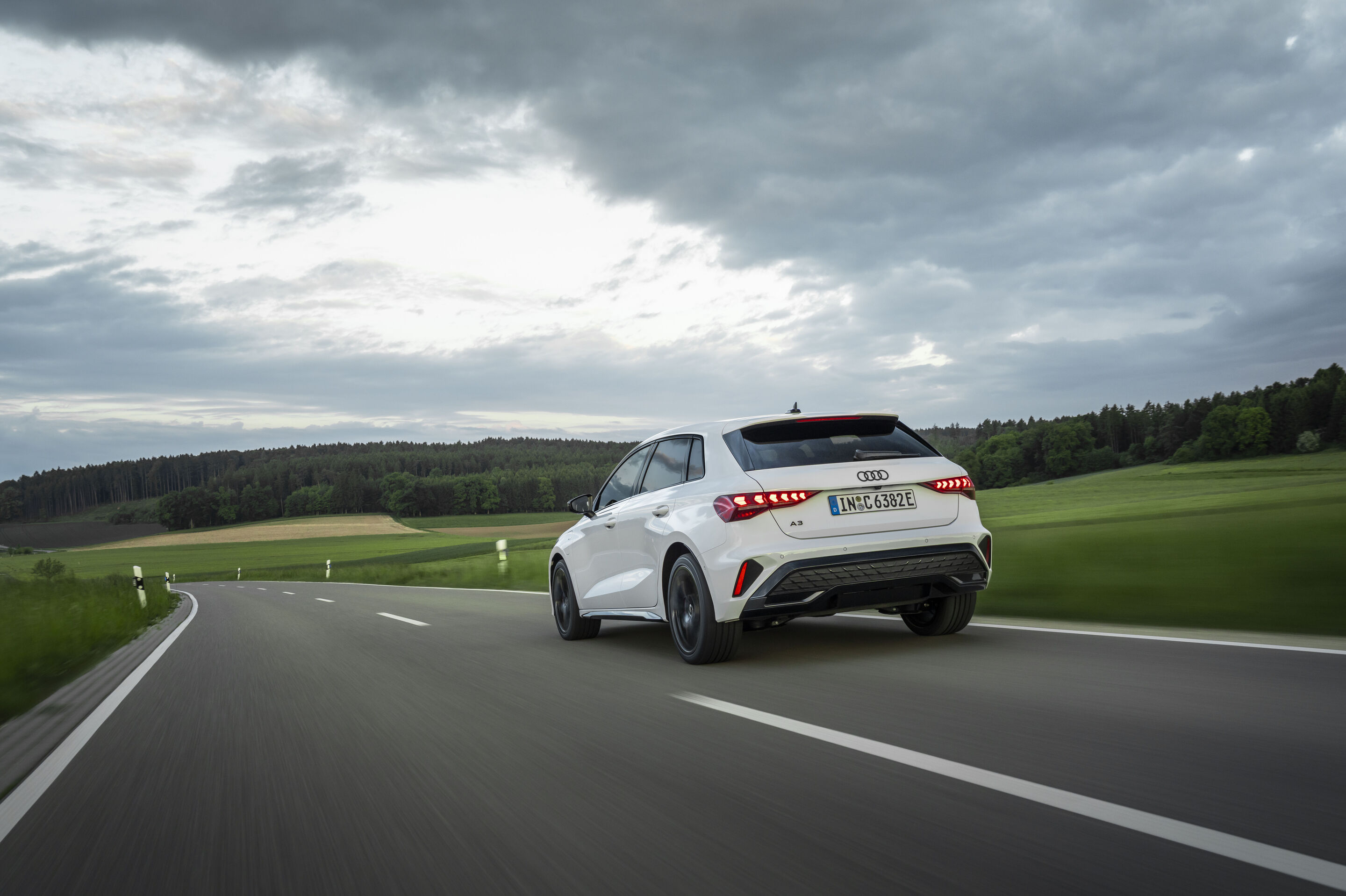 Audi A3 Sportback TFSI e - Fahraufnahme,
Farbe: Arkonaweiß