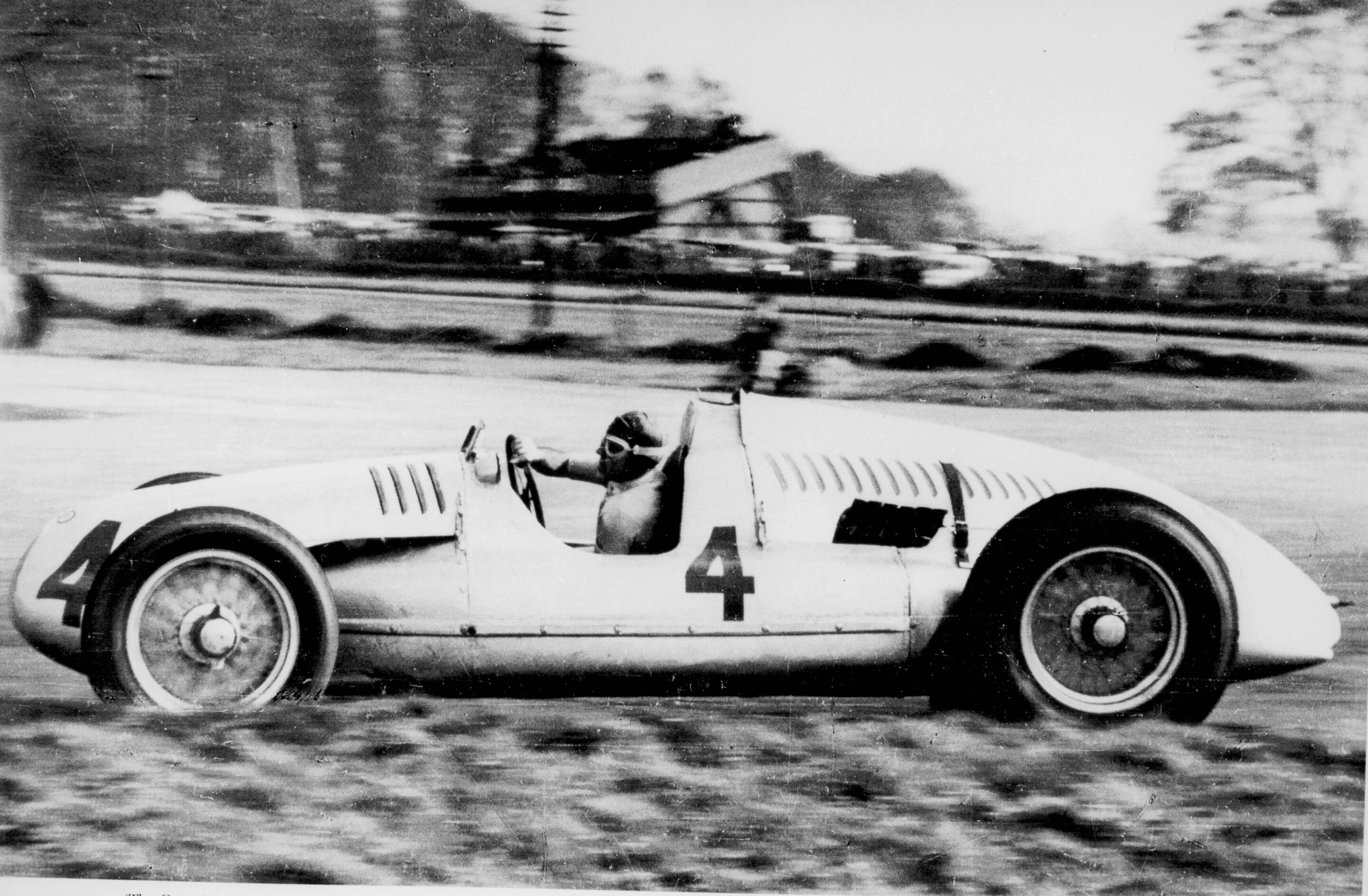 Tazio Nuvolari gewann 1938 mit dem Auto Union Rennwagen Typ D 12-Zylinder den Grand Prix im Donington Park, Großbritannien (Start-Nr. 4)